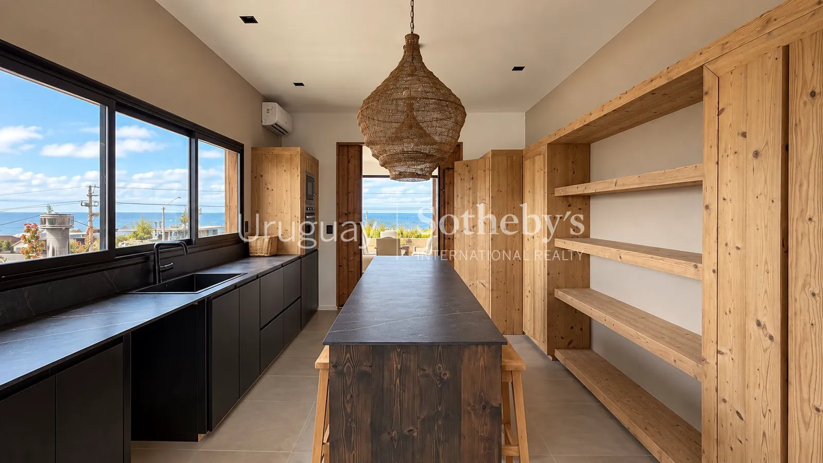 Exclusive designer residence with 180° ocean views – photo 4 of 22