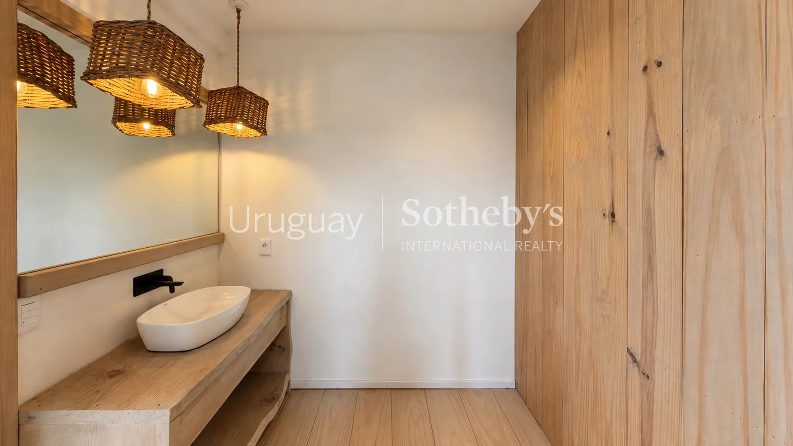 Exclusive designer residence with 180° ocean views – photo 11 of 22