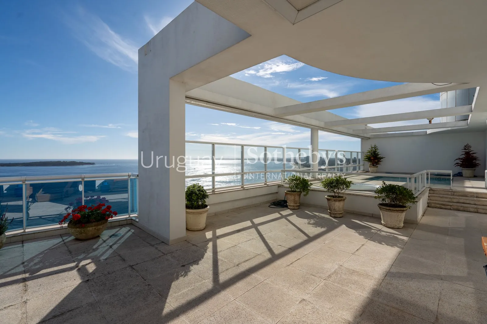 Penthouse de 4 dormitorios en alquiler en Playa Mansa – foto 34 de 38