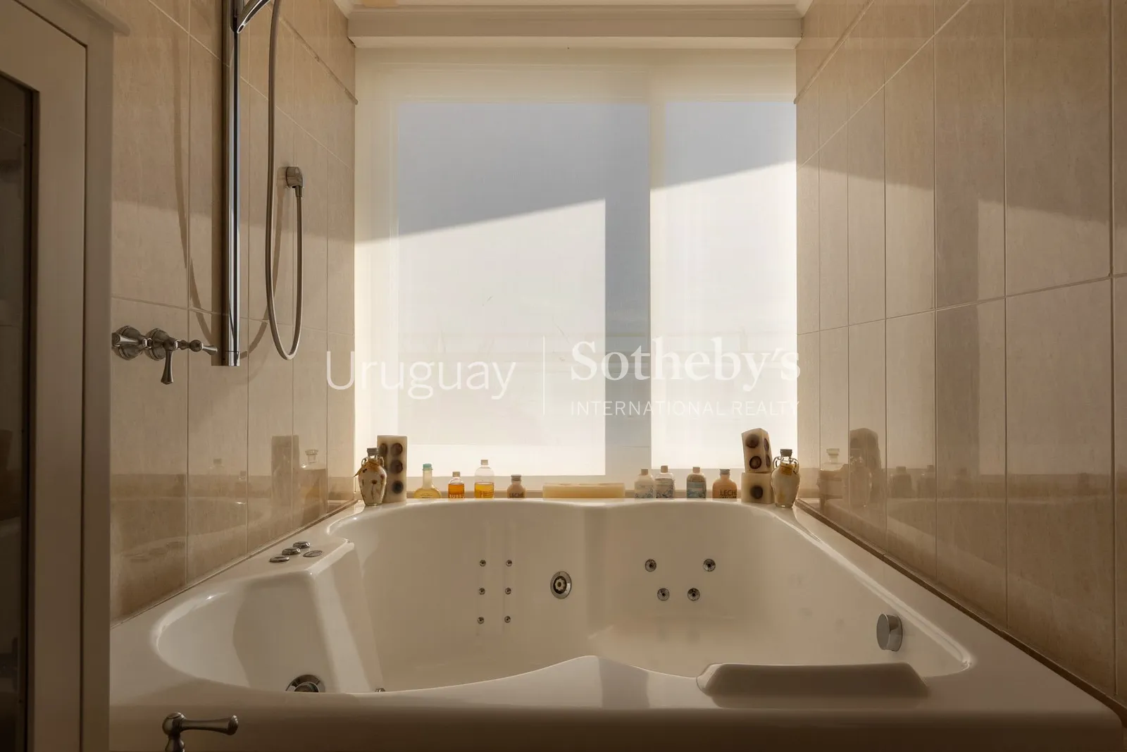Penthouse de 4 dormitorios en alquiler en Playa Mansa – foto 31 de 38