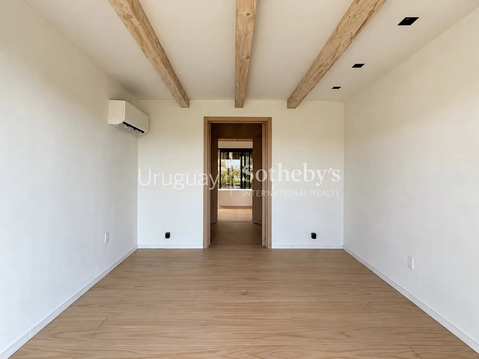 Exclusive designer residence with 180° ocean views – photo 6 of 22