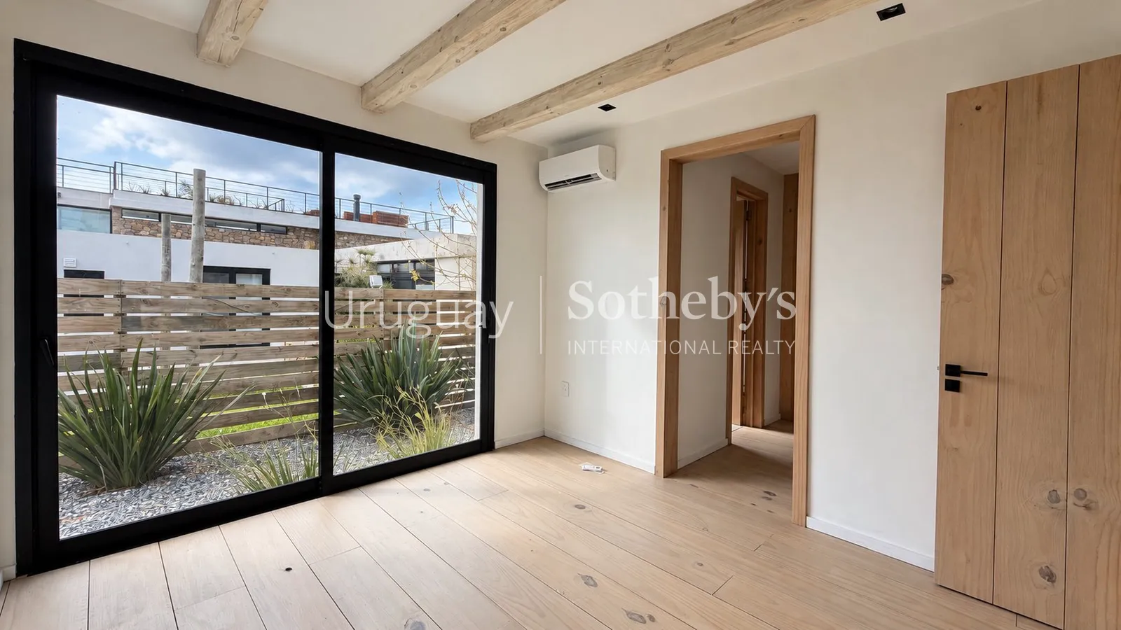 Exclusive designer residence with 180° ocean views – photo 12 of 22