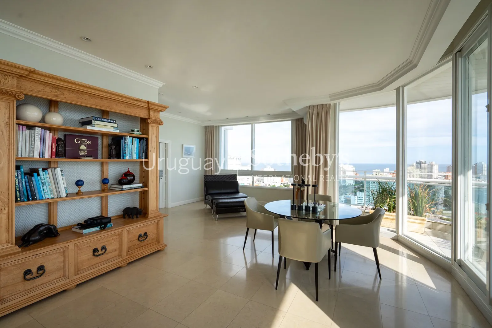 Penthouse de 4 dormitorios en alquiler en Playa Mansa – foto 7 de 38