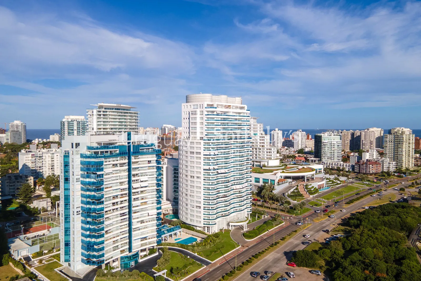 Penthouse de 4 dormitorios en alquiler en Playa Mansa – foto 1 de 38