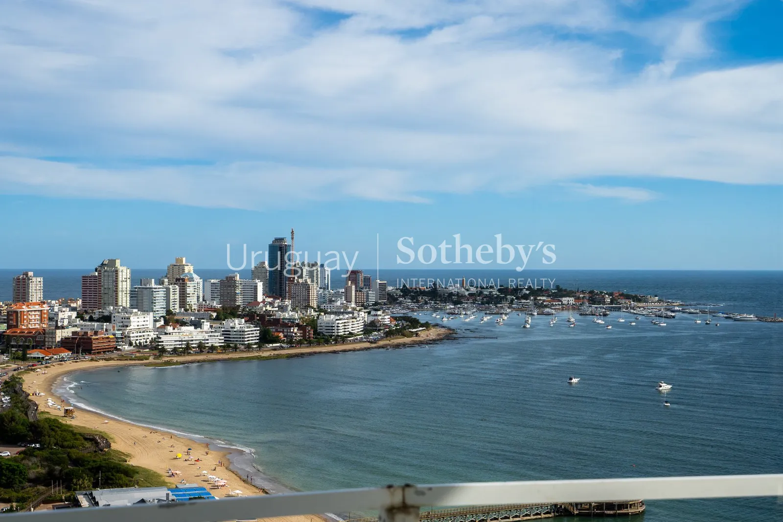 Penthouse de 4 dormitorios en alquiler en Playa Mansa – foto 9 de 38