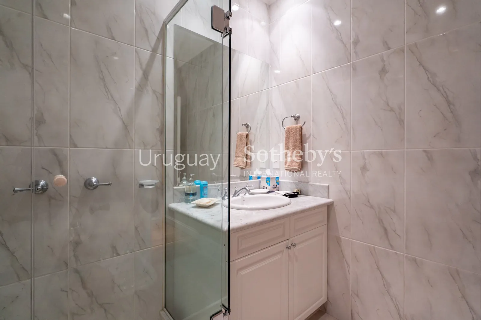 Penthouse de 4 dormitorios en alquiler en Playa Mansa – foto 32 de 38