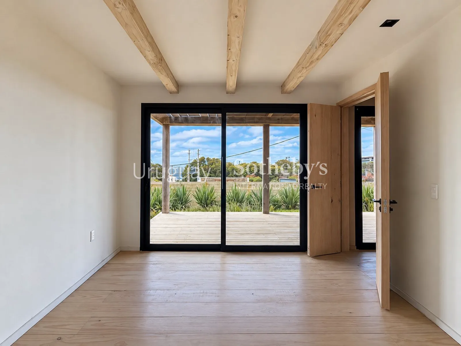 Exclusive designer residence with 180° ocean views – photo 10 of 22