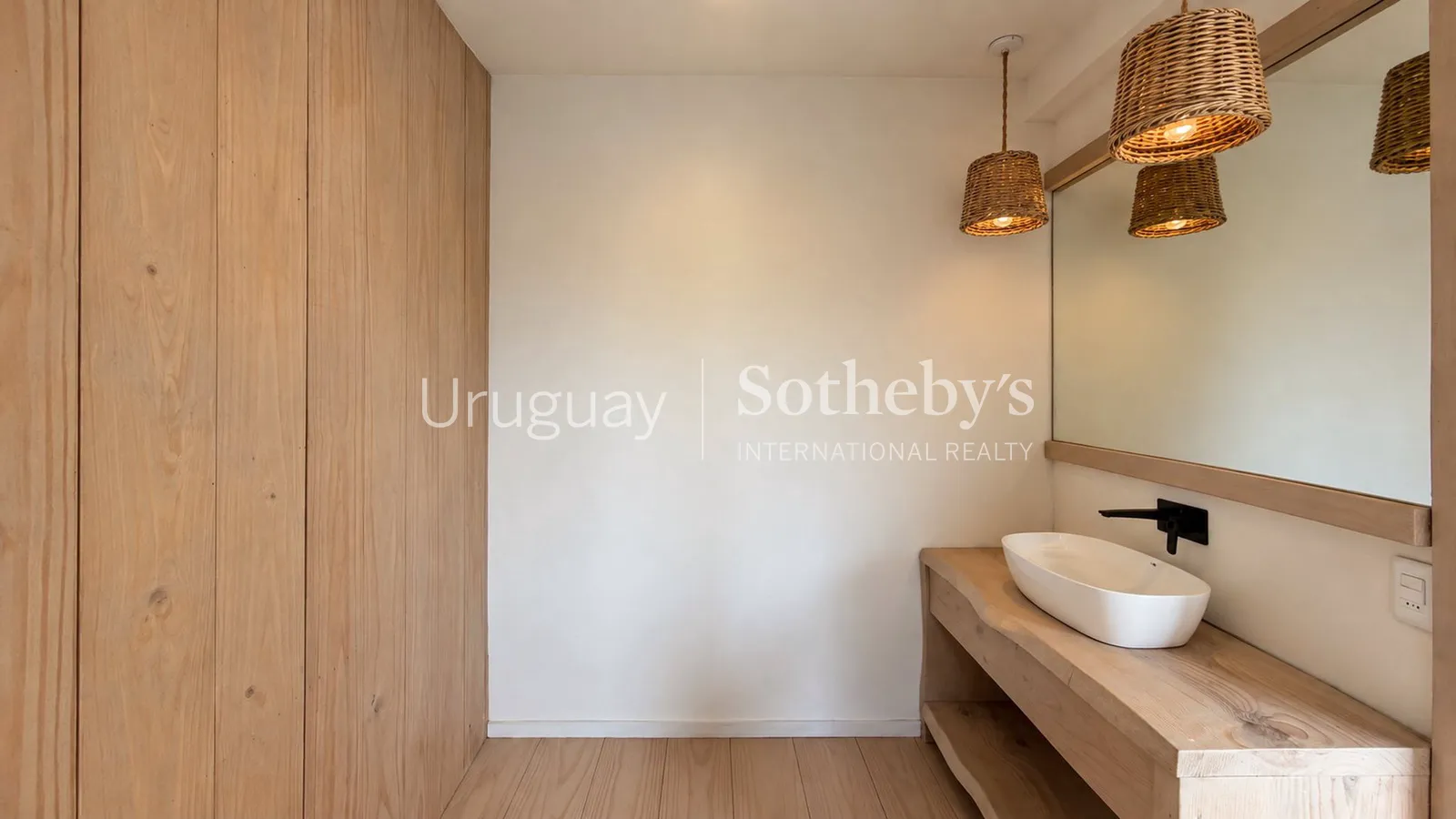 Exclusive designer residence with 180° ocean views – photo 9 of 22
