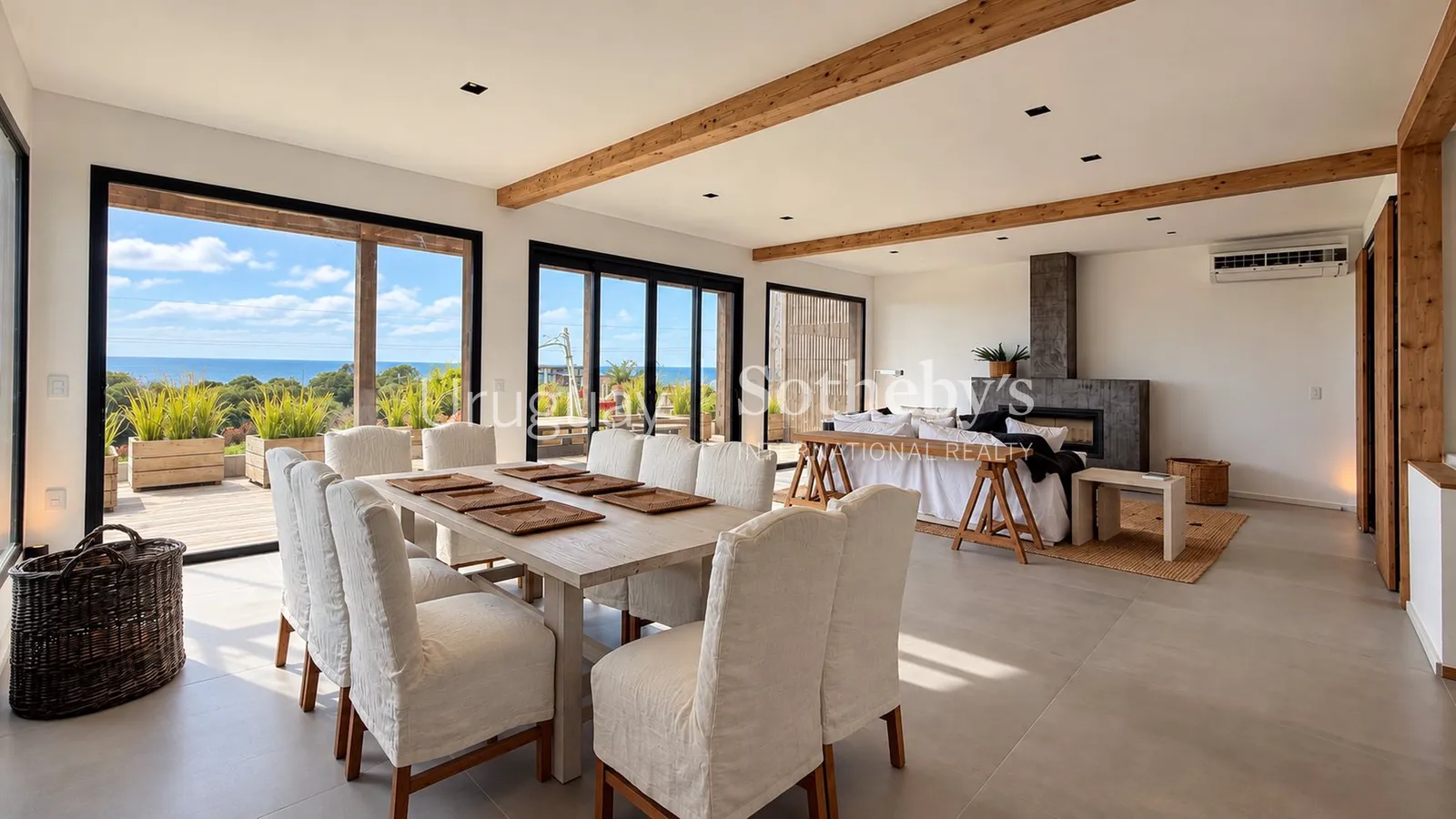 Exclusive designer residence with 180° ocean views – photo 2 of 22