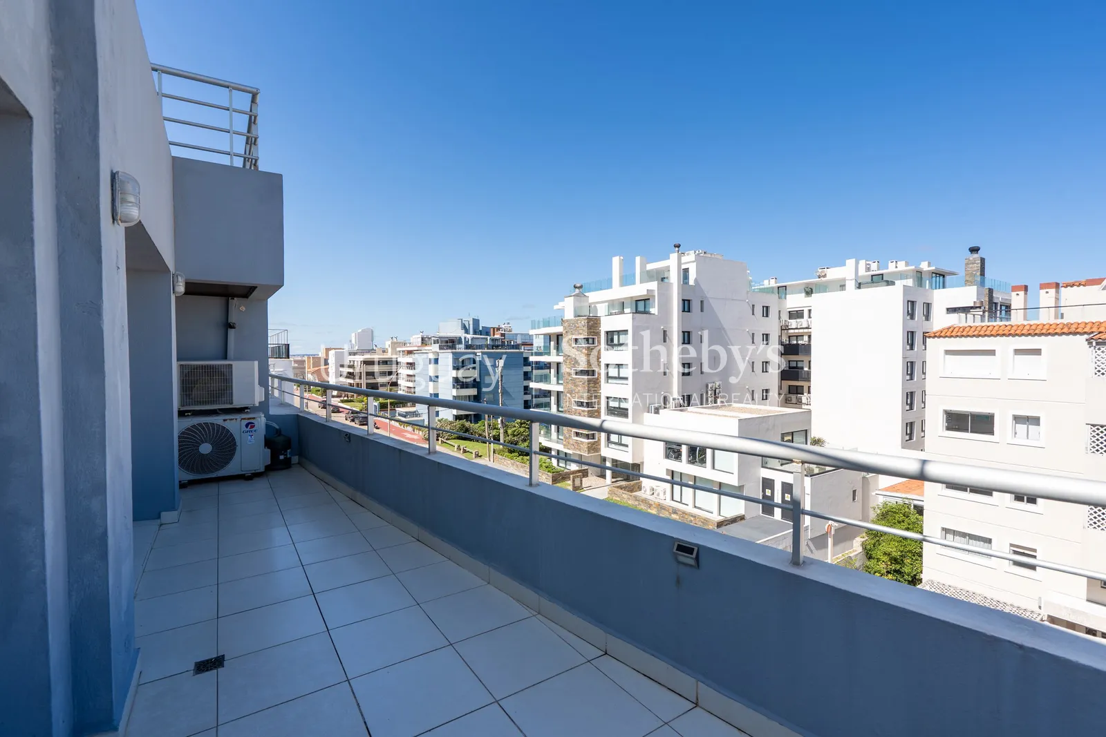 Dúplex con piscina privada y vistas al mar en Península
