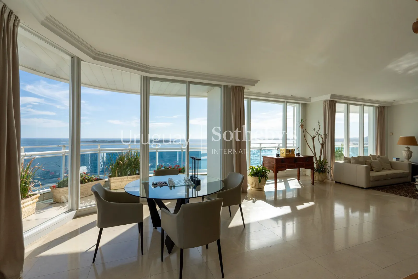 Penthouse de 4 dormitorios en alquiler en Playa Mansa – foto 8 de 38