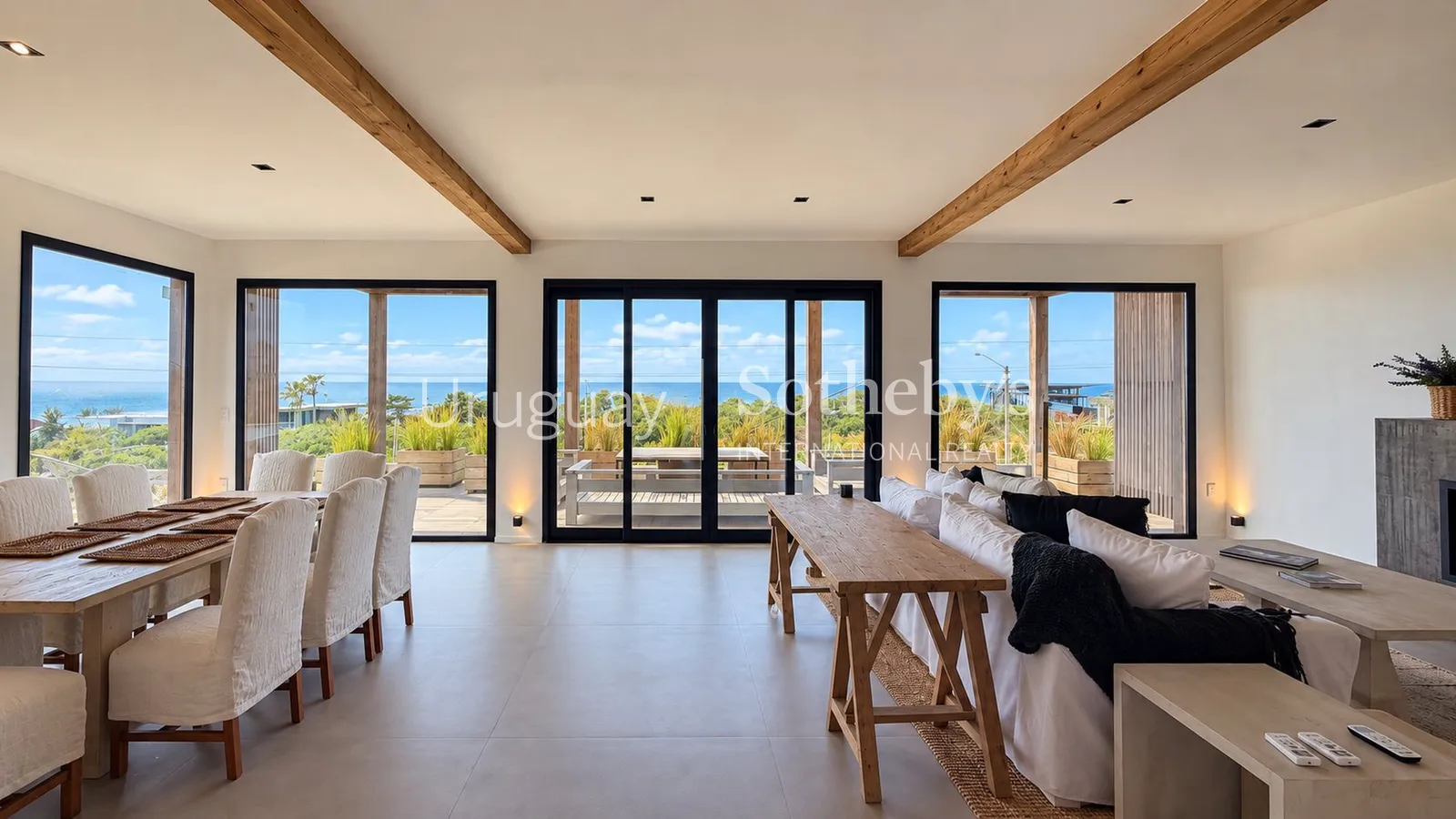 Exclusive designer residence with 180° ocean views – photo 3 of 22