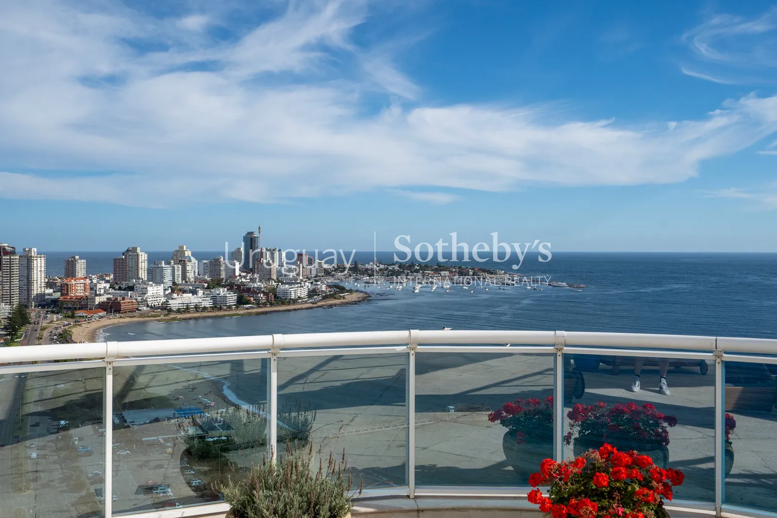 Penthouse de 4 dormitorios en alquiler en Playa Mansa – foto 33 de 38