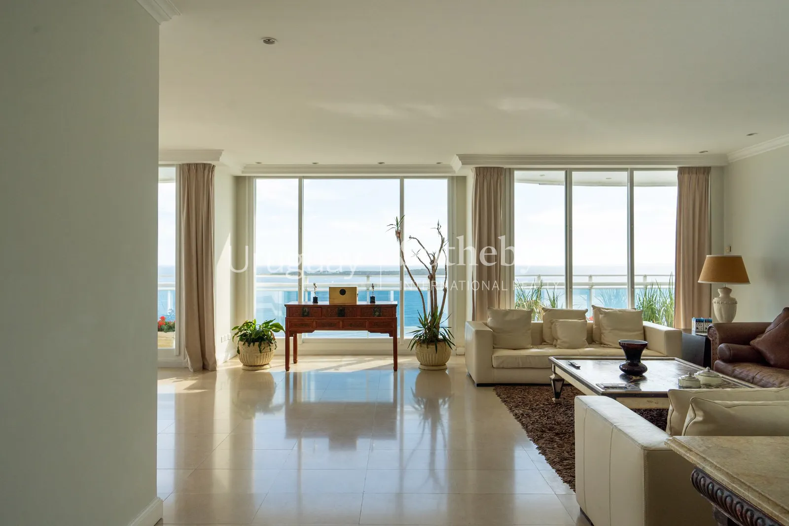 Penthouse de 4 dormitorios en alquiler en Playa Mansa – foto 3 de 38